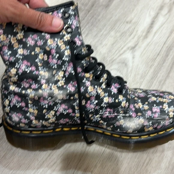 Dr. Martens Pascal 1460 flower floral print boots flawed women's size 7 - Picture 3 of 7